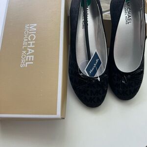 Michael Kors Girls’ Ballet Flats – Size 4 (Youth)
✨ Brand New in Box